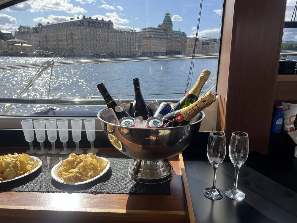 Champagne på is med glas och tilltugg i salongen, Grand Hôtel i bakgrunden