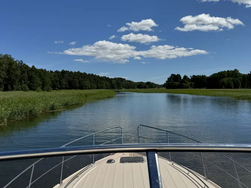 Vass och lugnt vatten i smala Kolström
