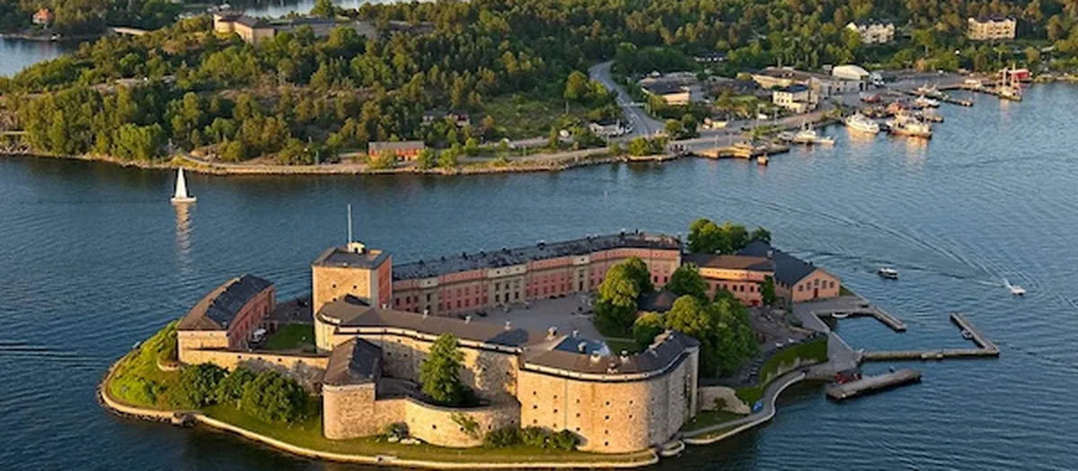 Vaxholms kastell på sin ö, sett från luften